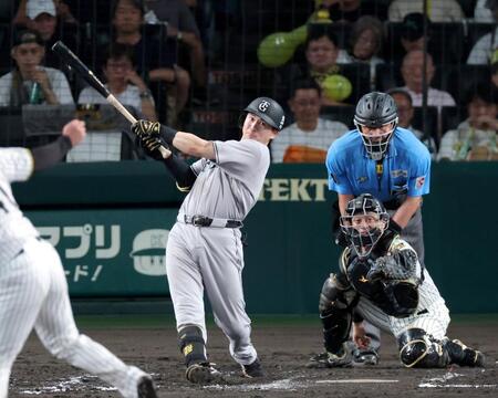 ７回、左犠飛を放つ泉口（撮影・立川洋一郎）