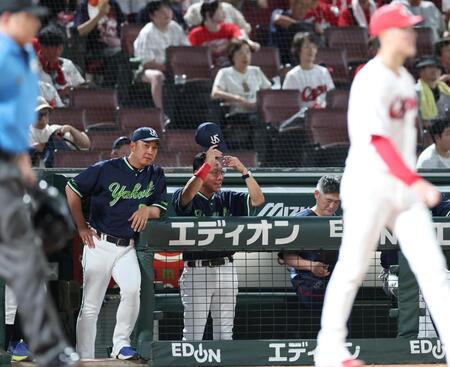 ５回、赤羽が適時二塁打を放ち、笑みを見せる池山監督（中央）＝撮影・北村雅宏