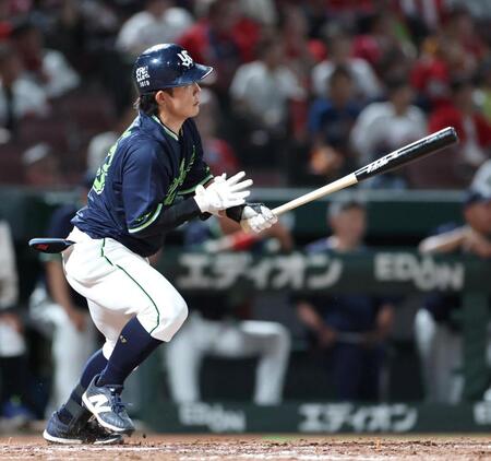 ４回、先制となる適時打を放つ増田（撮影・北村雅宏）