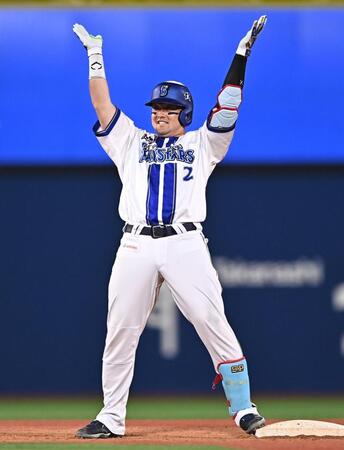 ８回、勝ち越しの中越え適時二塁打を放ち手をたたく牧（撮影・開出牧）