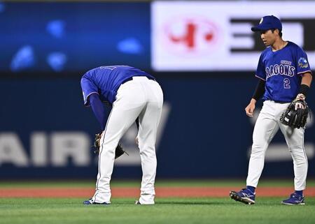８回、佐野に中前打を打たれひざに手をつく高橋宏（撮影・開出牧）