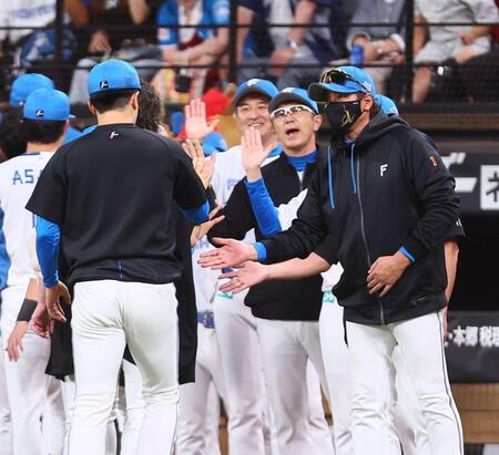 北山（左）らナインを迎える新庄監督（撮影・中島達哉）