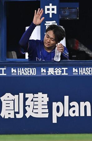 ベンチのフェンスを右手でたたいて悔しがる高橋宏（撮影・開出牧）