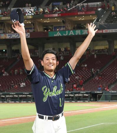 勝利を挙げ、ファンの声援に応える奥川（撮影・北村雅宏）