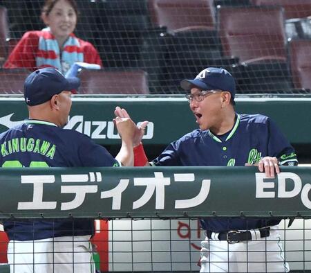 広島に勝利し、衣川コーチとタッチを交わす池山監督（右）＝撮影・北村雅宏