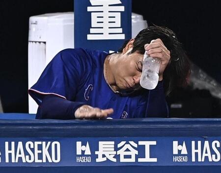 ベンチのフェンスを右手でたたいて悔しがる高橋宏（撮影・開出牧）