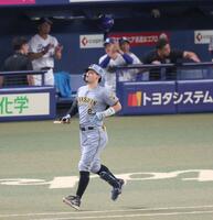 ７回、遊飛に打ち取られ悔しがる佐藤輝（撮影・立川洋一郎）