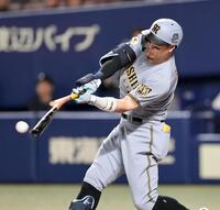 １回、適時打を放つ佐藤輝（撮影・田中太一）