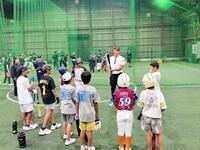 野球教室で子どもたちを前に実演指導する糸井氏※株式会社海漸提供