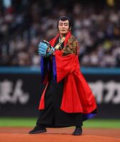 ファーストピッチセレモニーで投球する片岡愛之助（撮影・中島達哉）