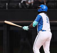 ３回、勝ち越し３ランを放つレイエス（撮影・中島達哉）