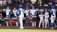 ５回、２打席連発の２ランを放ったレイエス（９９）を迎える日本ハムナイン（撮影・中島達哉）