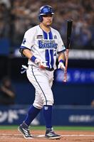 ７回、四球を選んで出塁する筒香（撮影・開出牧）