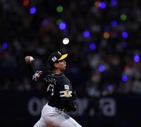 ７回、球場が暗くなる中、投球練習をする前田悠（撮影・中田匡峻）