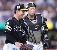 ４回を投げ終え、捕手の山本（右）と笑顔で言葉を交わす前田悠（撮影・中田匡峻）