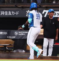 ５回、２ランを放ったレイエス迎える日本ハム・新庄剛志監督（左）＝撮影・中島達哉