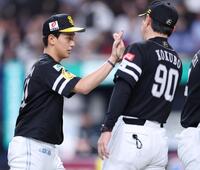 １１勝目を挙げ、小久保監督（右）とタッチを交わす前田悠（撮影・中田匡峻）