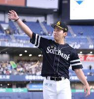 スタンドのファンに手を振りながら引き揚げる前田悠（撮影・中田匡峻）