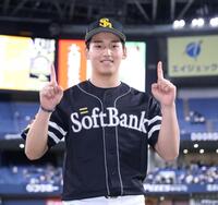 １１勝目を挙げ、笑顔を見せる前田悠（撮影・中田匡峻）