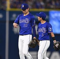 ８回、佐野に中前打を打たれ右手を気にする素振りを見せる高橋宏（左）＝撮影・開出牧
