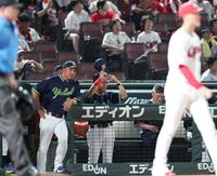 ５回、赤羽が適時二塁打を放ち、笑みを見せる池山監督（中央）＝撮影・北村雅宏