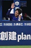 ベンチのフェンスを右手でたたいて悔しがる高橋宏（撮影・開出牧）