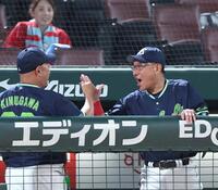 広島に勝利し、衣川コーチとタッチを交わす池山監督（右）＝撮影・北村雅宏