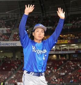 　ファンの声援に応える片山（撮影・北村雅宏）