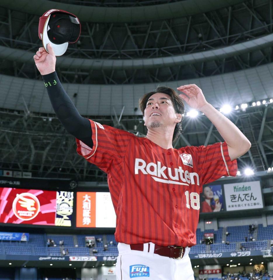 　ファンの声援に応える前田健（撮影・中田匡峻）