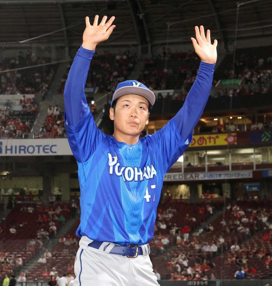 　ファンの声援に応える片山（撮影・北村雅宏）