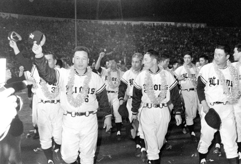 　大逆転優勝を果たし、ファンの声援に応える中西監督（左）ら西鉄ナイン＝１９６３年