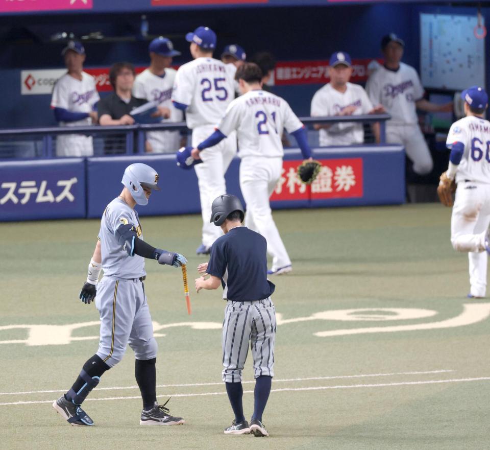 ７回、遊飛に打ち取られ折れたバットを手渡す佐藤輝（撮影・立川洋一郎）