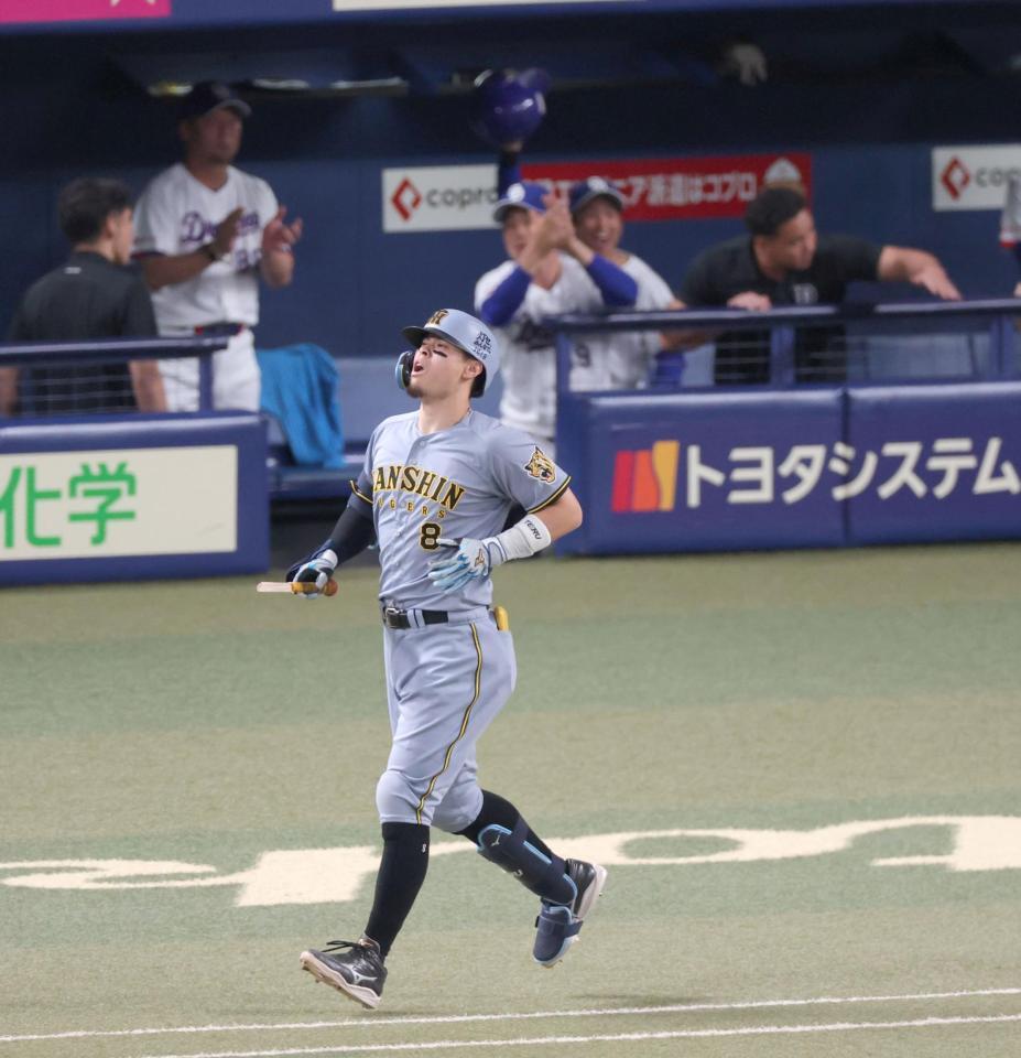 ７回、遊飛に打ち取られ悔しがる佐藤輝（撮影・立川洋一郎）