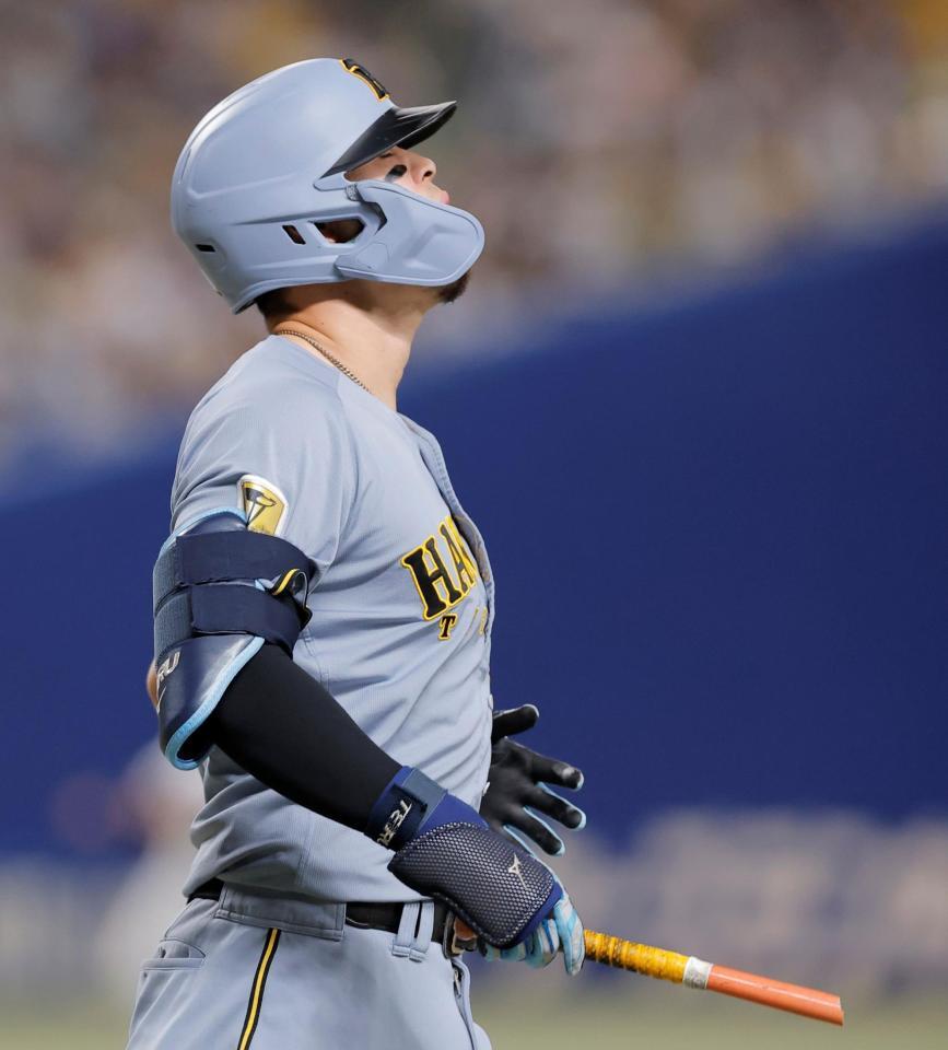７回、遊飛に倒れた佐藤輝（撮影・西田忠信）