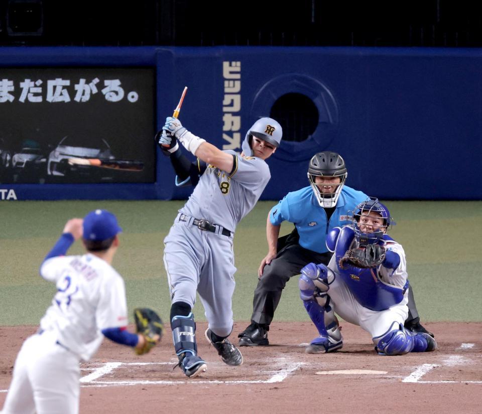 ７回、バットを折られ遊飛に打ち取られる佐藤輝（撮影・立川洋一郎）