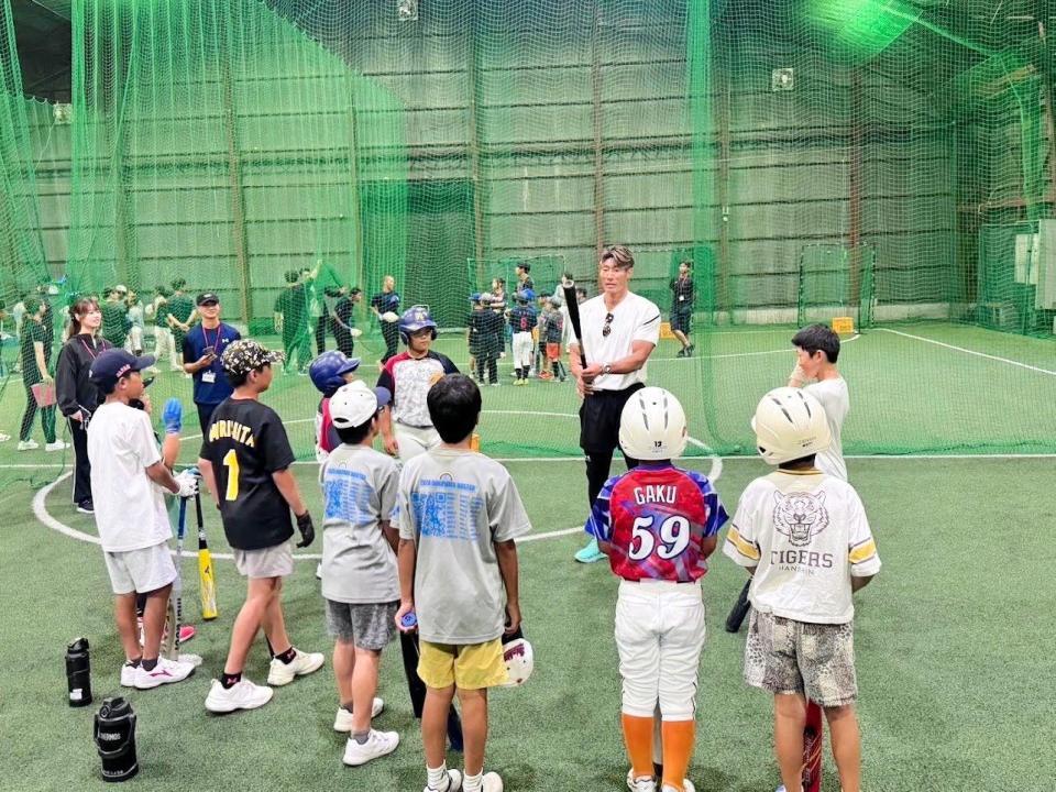 野球教室で子どもたちを前に実演指導する糸井氏※株式会社海漸提供