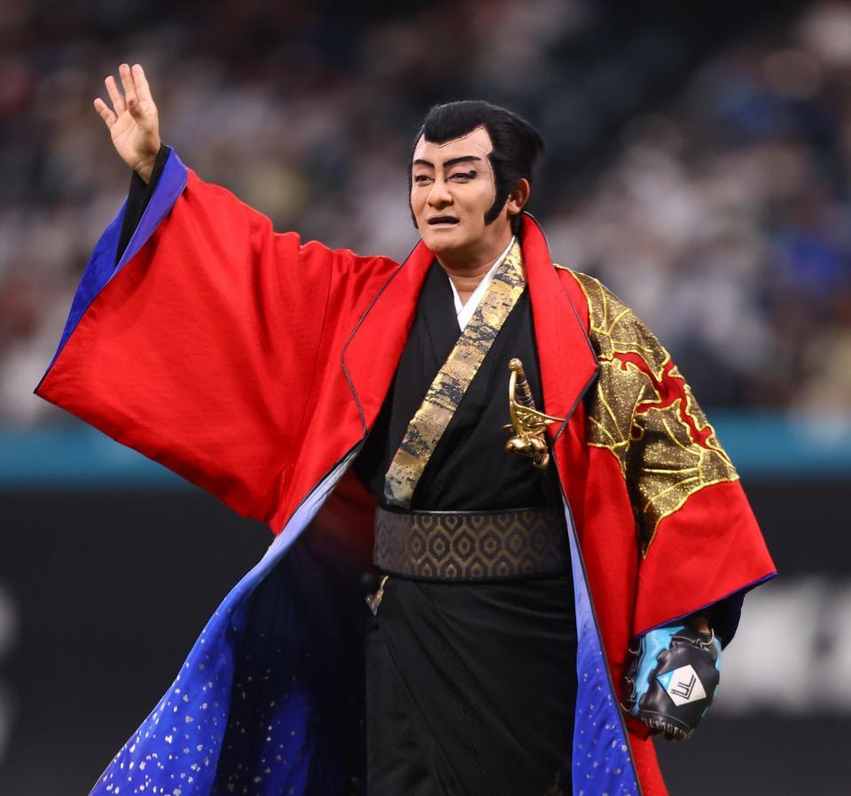 ファーストピッチセレモニーに登場した片岡愛之助（撮影・中島達哉）