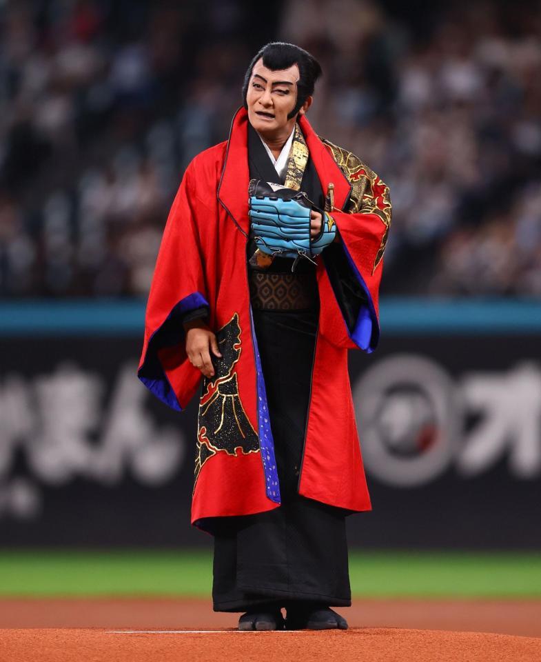 ファーストピッチセレモニーに登場した片岡愛之助（撮影・中島達哉）