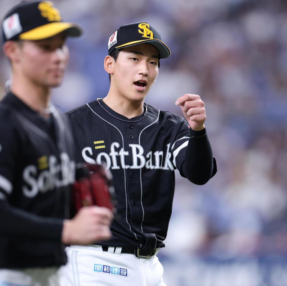 ２回を投げ終え、ナインに声をかけながらベンチに戻る前田悠（撮影・中田匡峻）