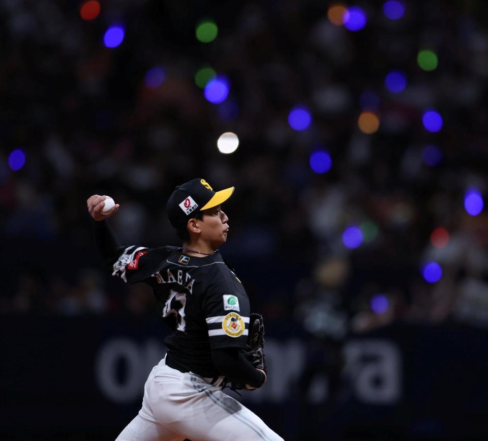 ７回、球場が暗くなる中、投球練習をする前田悠（撮影・中田匡峻）