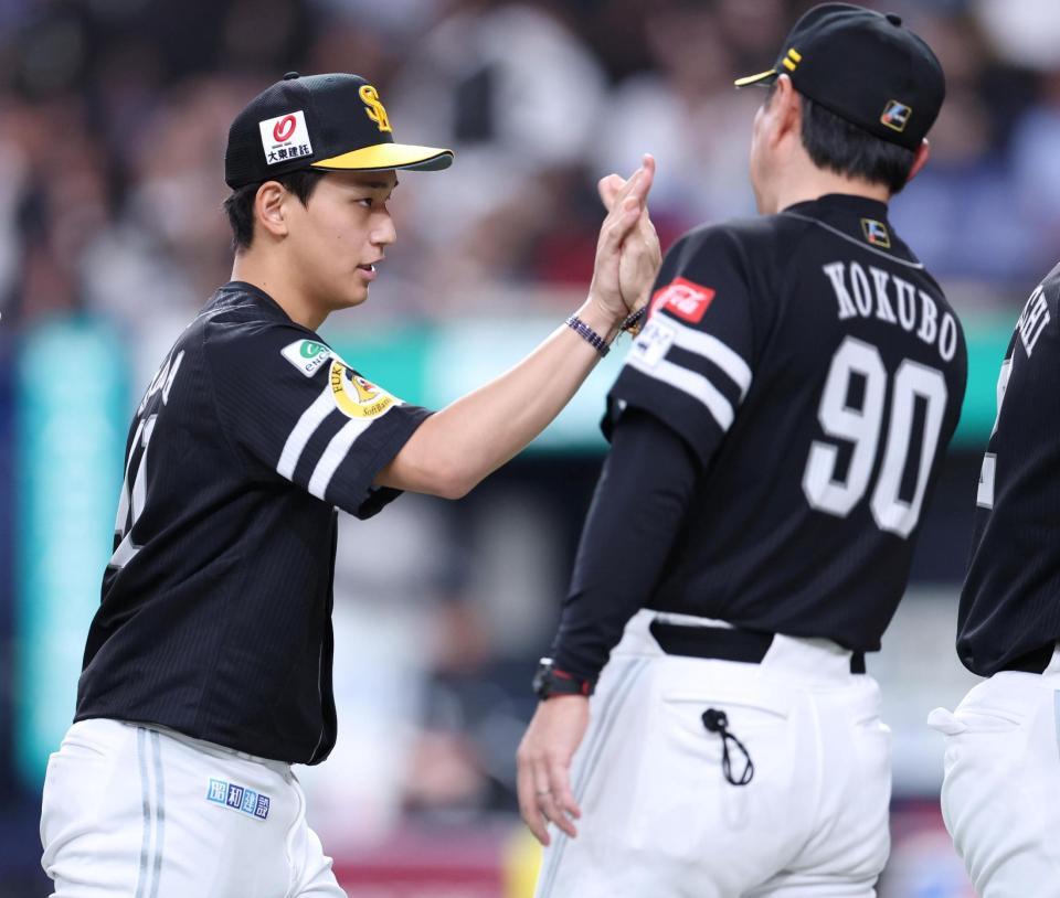 １１勝目を挙げ、小久保監督（右）とタッチを交わす前田悠（撮影・中田匡峻）
