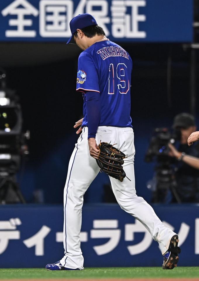 右手の異変を訴えてベンチへ引き揚げる高橋宏（撮影・開出牧）