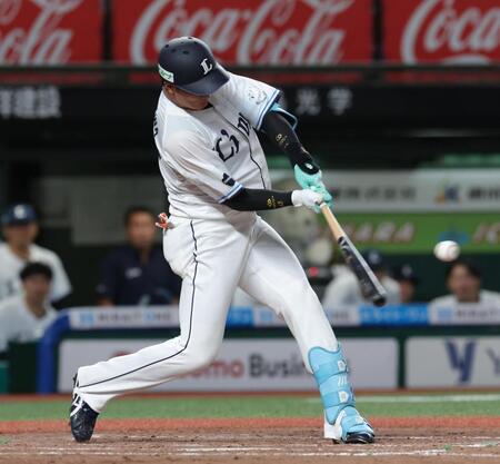 ７回、長谷川は右前に２点適時打を放つ（撮影・佐々木彰尚）