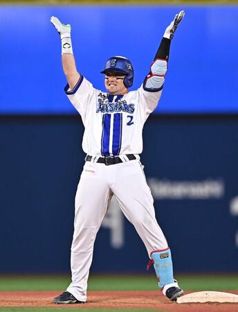 　８回、勝ち越しの適時二塁打を放ち、手をたたく牧（撮影・開出牧）