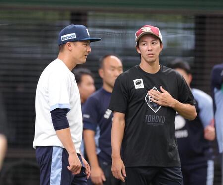 楽天・岸（右）と話す栗山（撮影・佐々木彰尚）