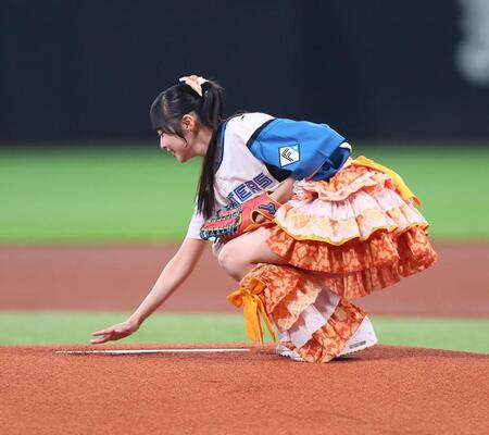 ファーストピッチセレモニーで投球後、マウンドの土を払うｉＬｉＦＥ！・小熊まむ（撮影・中島達哉）