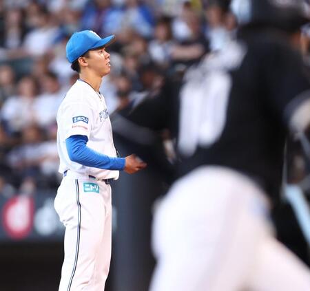 ４回、上田（右）にソロを浴びる大川（撮影・中島達哉）