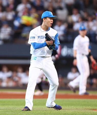 １回、三者凡退に抑え、グラブをたたく大川（撮影・中島達哉）