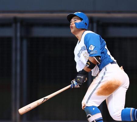 ５回、逆転３ランを放つ今川（撮影・中島達哉）