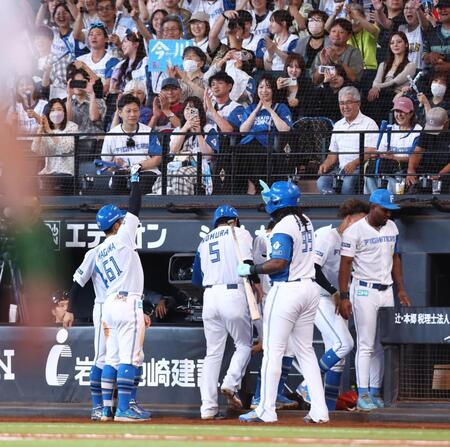 ５回、逆転３ランを放ち、スタンドのファンに向かって執念ポーズをとる今川（左下）＝撮影・中島達哉